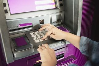 Pro eura do bankomatu? Konečně se vrací konkurence pro Euronet - Médium.cz